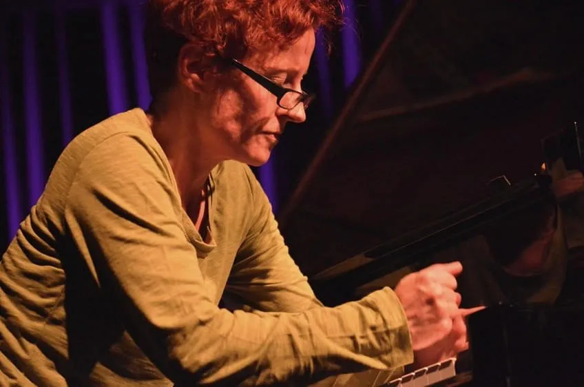 DEK: Elisabeth Harnik - piano